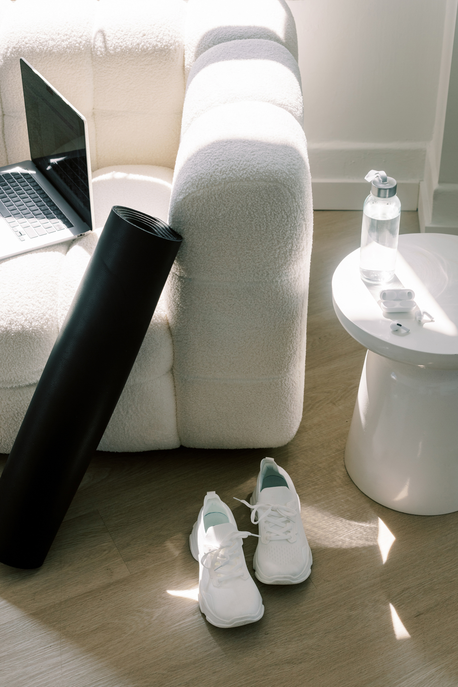 creative woman managing multiple ideas and struggling with consistency